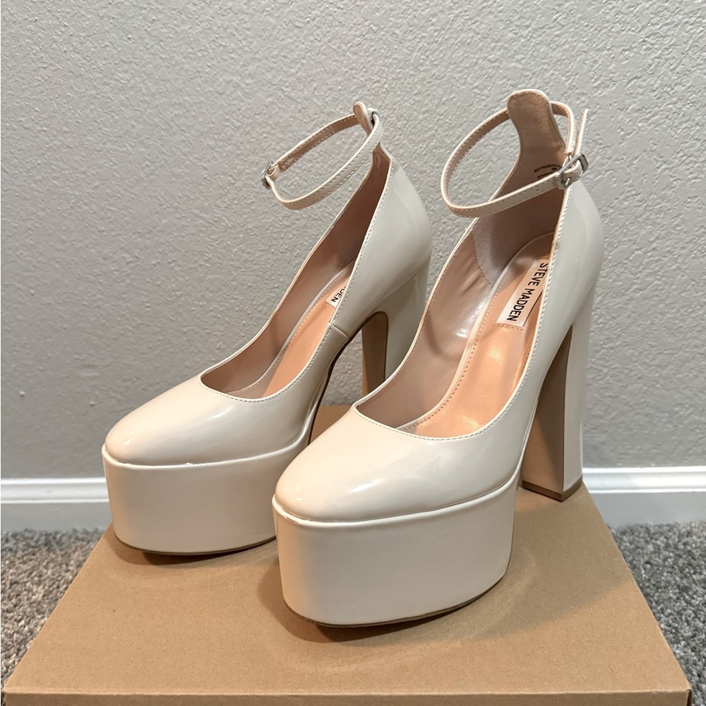 BNWT Steve Madden Skyrise Bone Patent Platform Heel Size 8